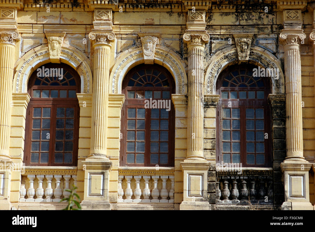 Tre finestre di sharad baug palace rovinato in terra quake 2001 ; ; kutch Gujarat ; India Foto Stock