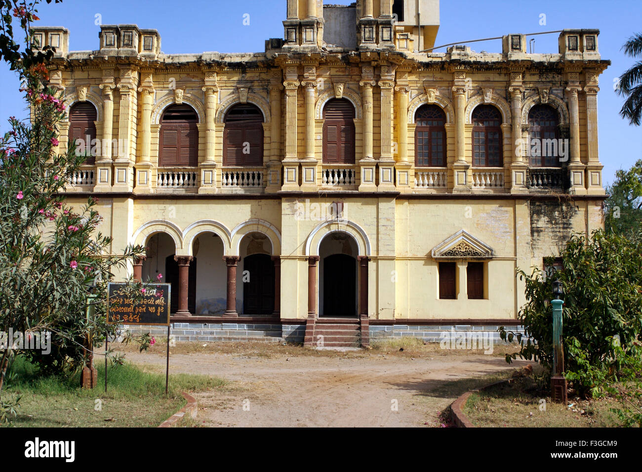 Sharad baug palace rovinato in terra quake 2001 ; ; kutch Gujarat ; India Foto Stock