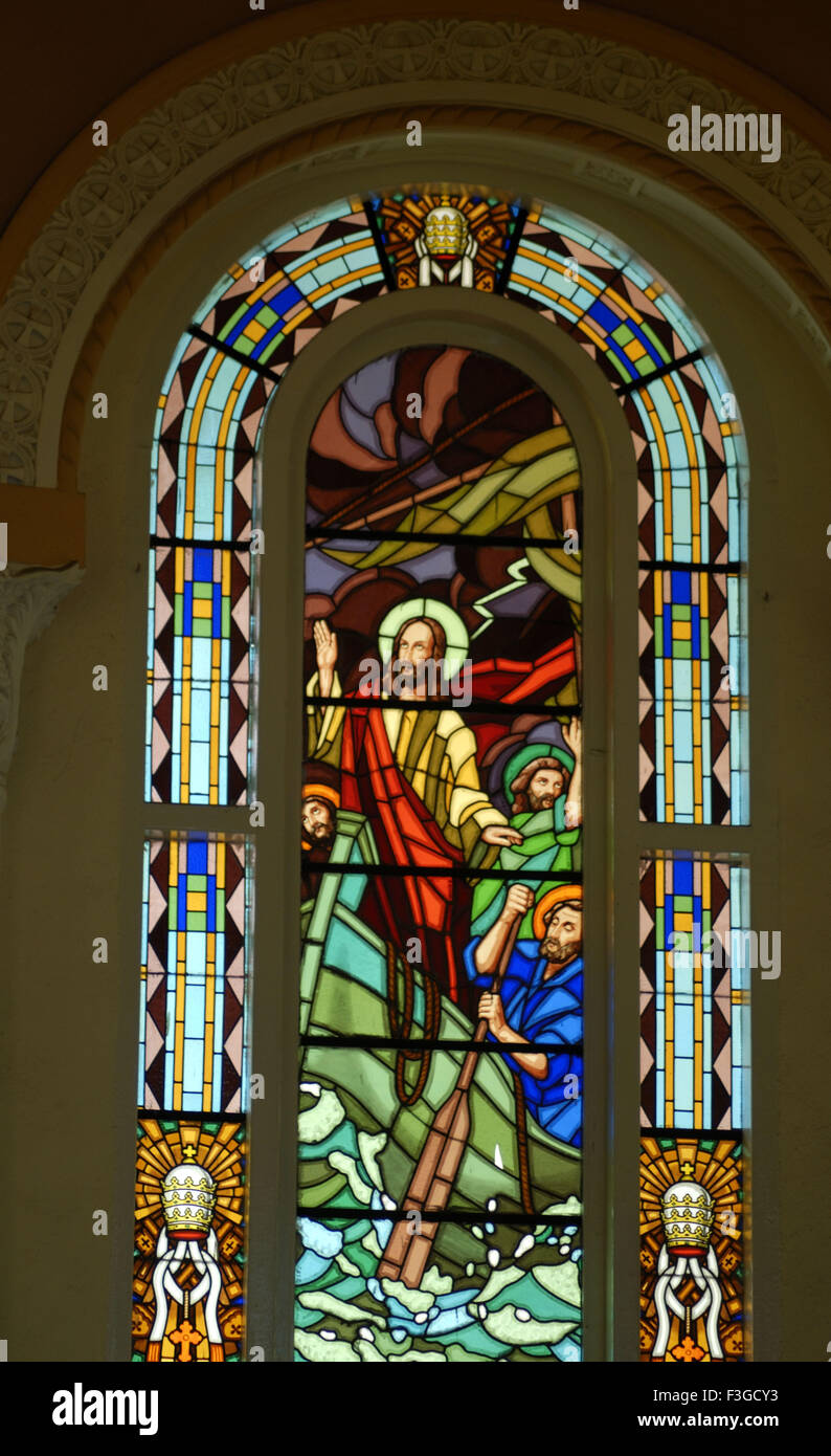 Vetrata della chiesa mostra un'immagine di Gesù dorme in barca Foto Stock