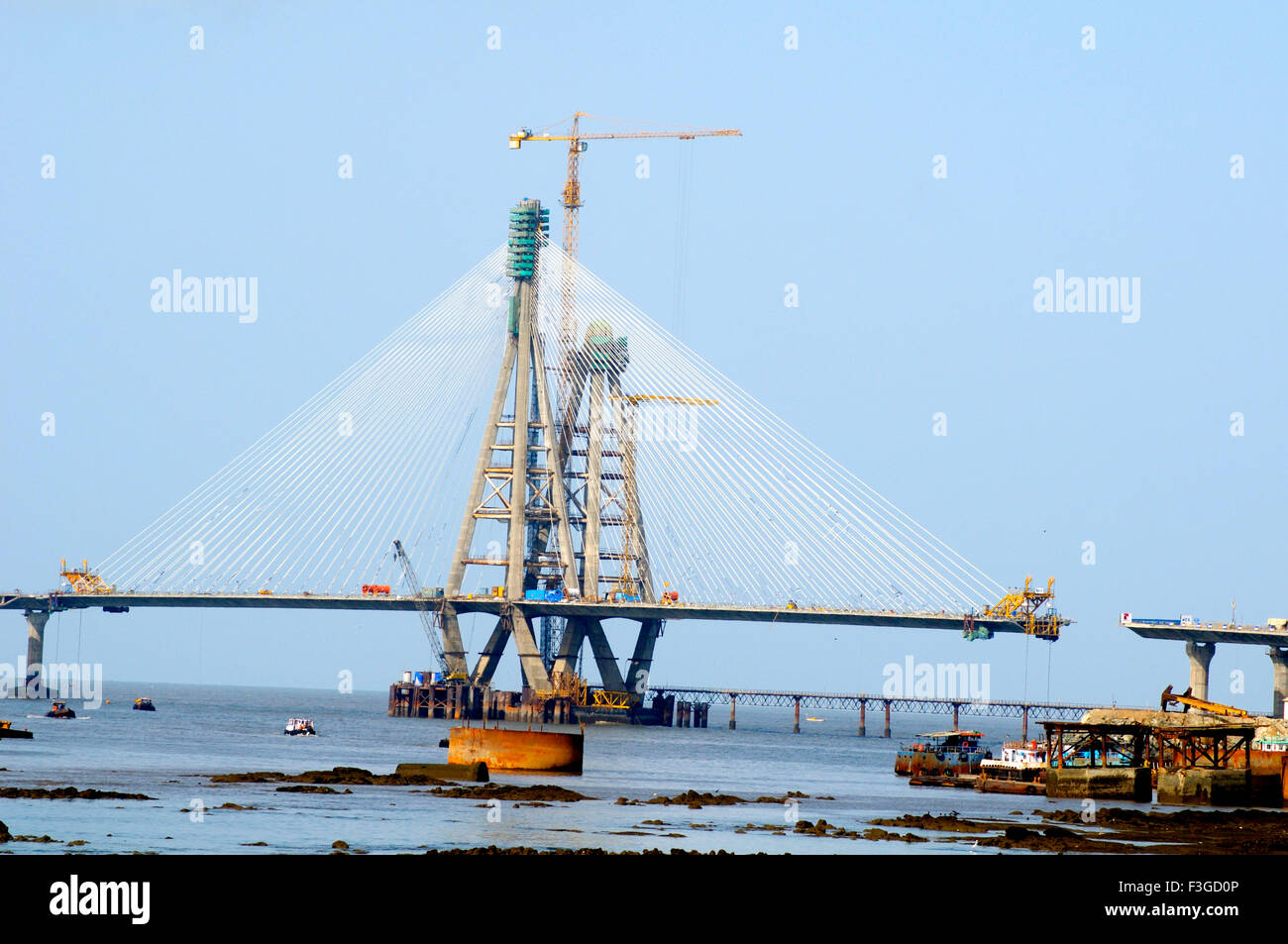 Un'immagine di Bandra Worli mare ponte di collegamento in costruzione ; Bombay ora Mumbai ; Maharashtra ; India Foto Stock