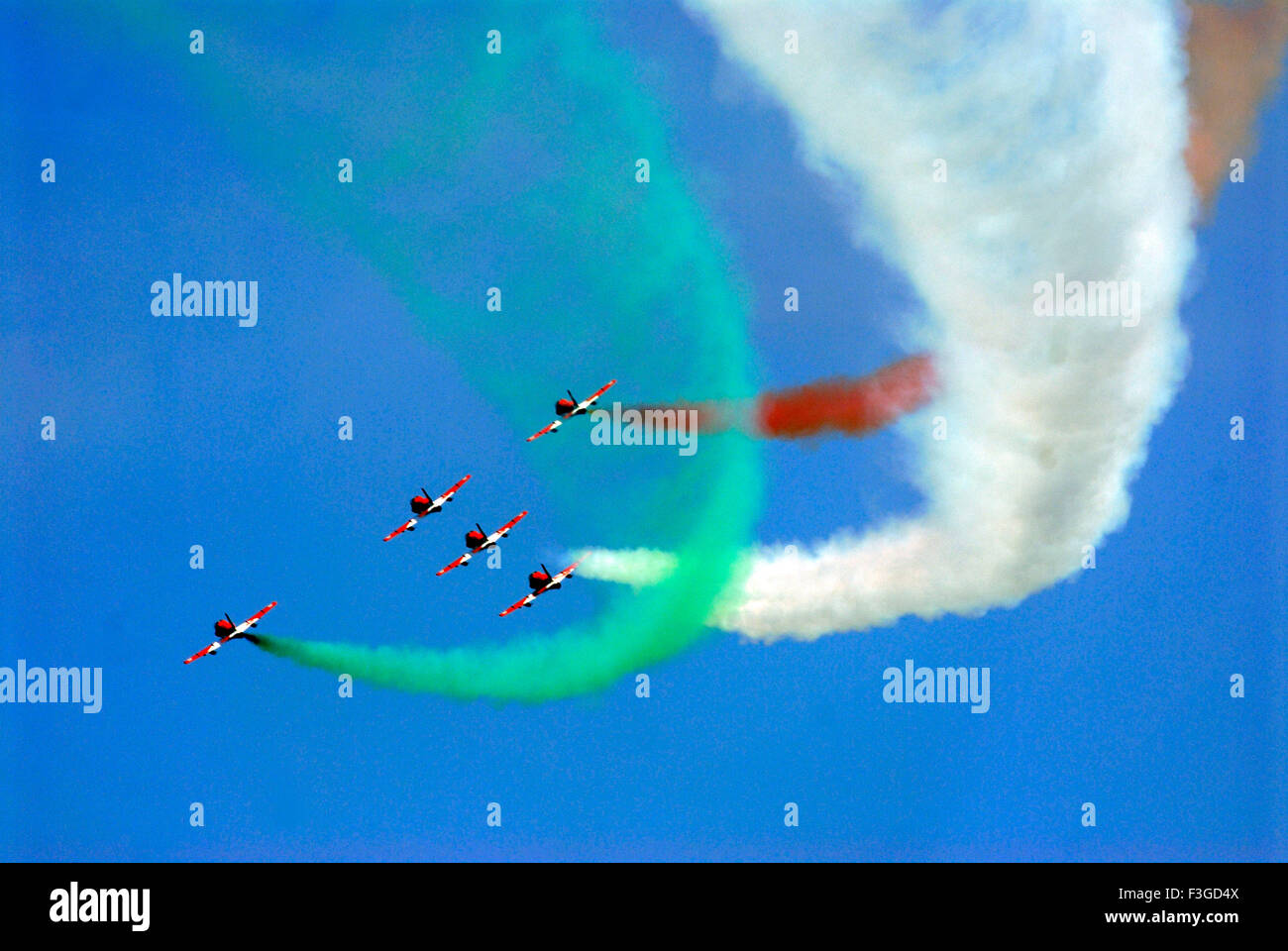 Air show acrobatico Suryakiran del team di IAF in spiaggia Shanghumugom ; ; Trivandrum Kerala ; India Foto Stock