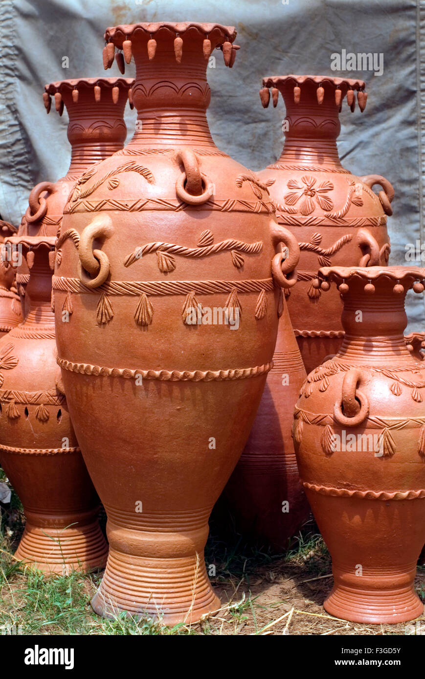 Progettato vasi di terracotta sullo schermo durante il ; ; Trivandrum Kerala ; India Foto Stock