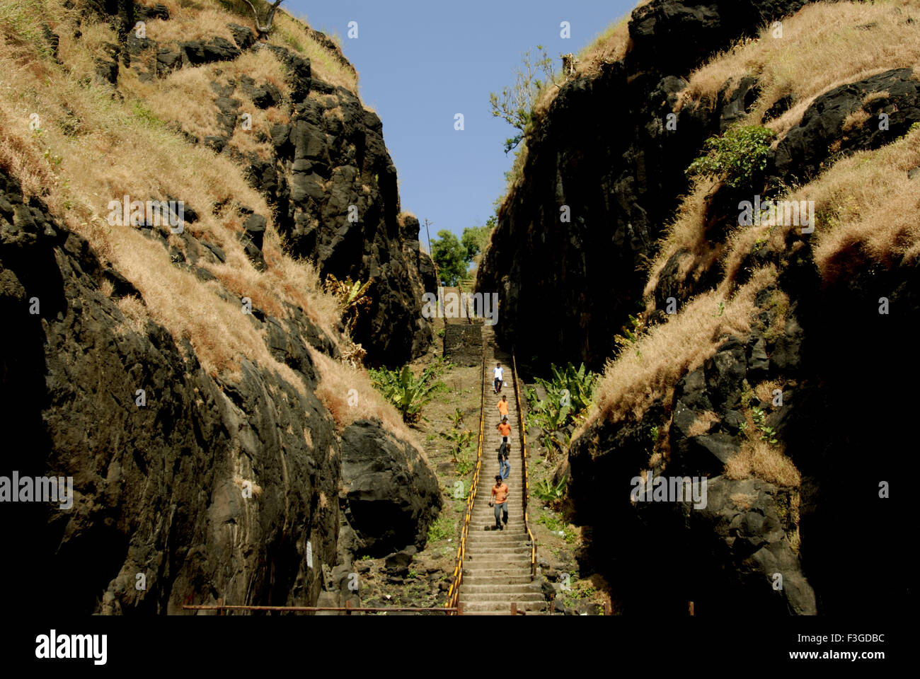 Percorso tra due rocce ; Harahareshwar ; Dist Raigad ; Maharashtra ; India ; Asia Foto Stock