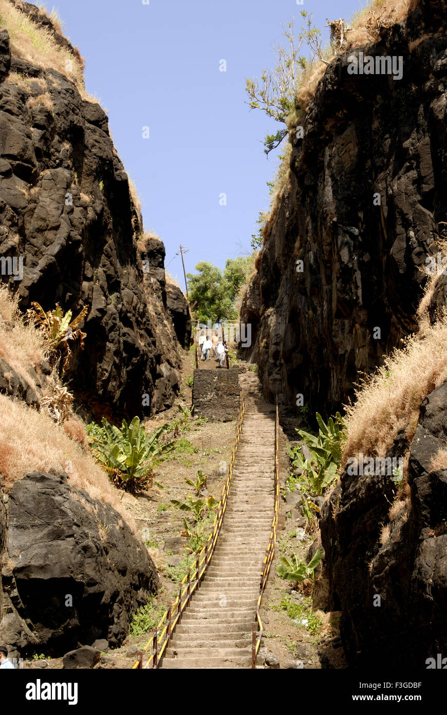 Percorso tra due rocce ; Harahareshwar ; Dist Raigad ; Maharashtra ; India ; Asia Foto Stock