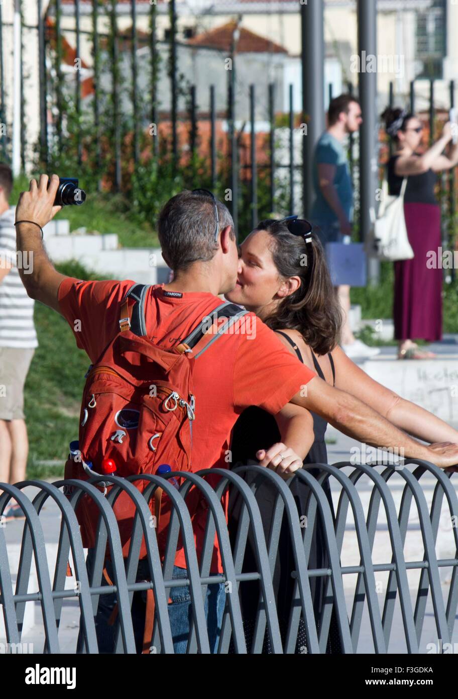 Lisbona, Portogallo - 23 ottobre 2014: due baci turistico mentre si effettua una selfie con la fotocamera su Sanata Catarina view point in Foto Stock