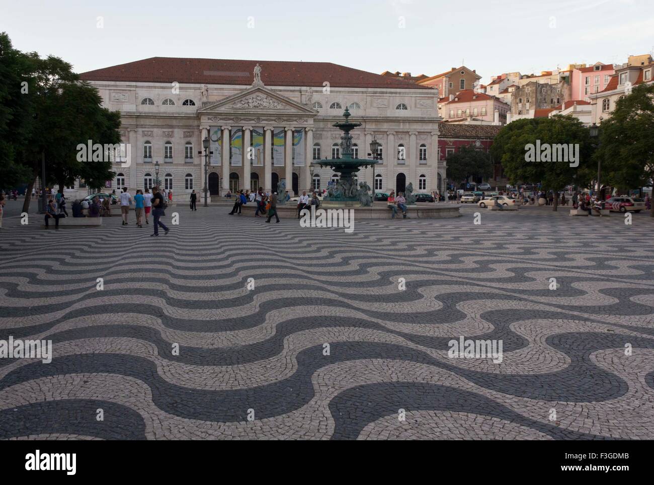 Lisbona, Portogallo - 23 ottobre 2014: Piazza Rossio a Lisbona con la sua onda piano e Dona Maria il Teatro Nazionale e la fontana in Foto Stock