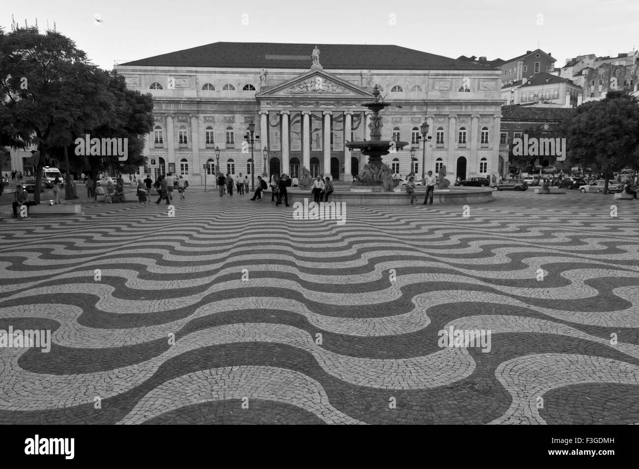 Lisbona, Portogallo - 23 ottobre 2014: Piazza Rossio a Lisbona con la sua onda piano e Dona Maria il Teatro Nazionale e la fontana in Foto Stock