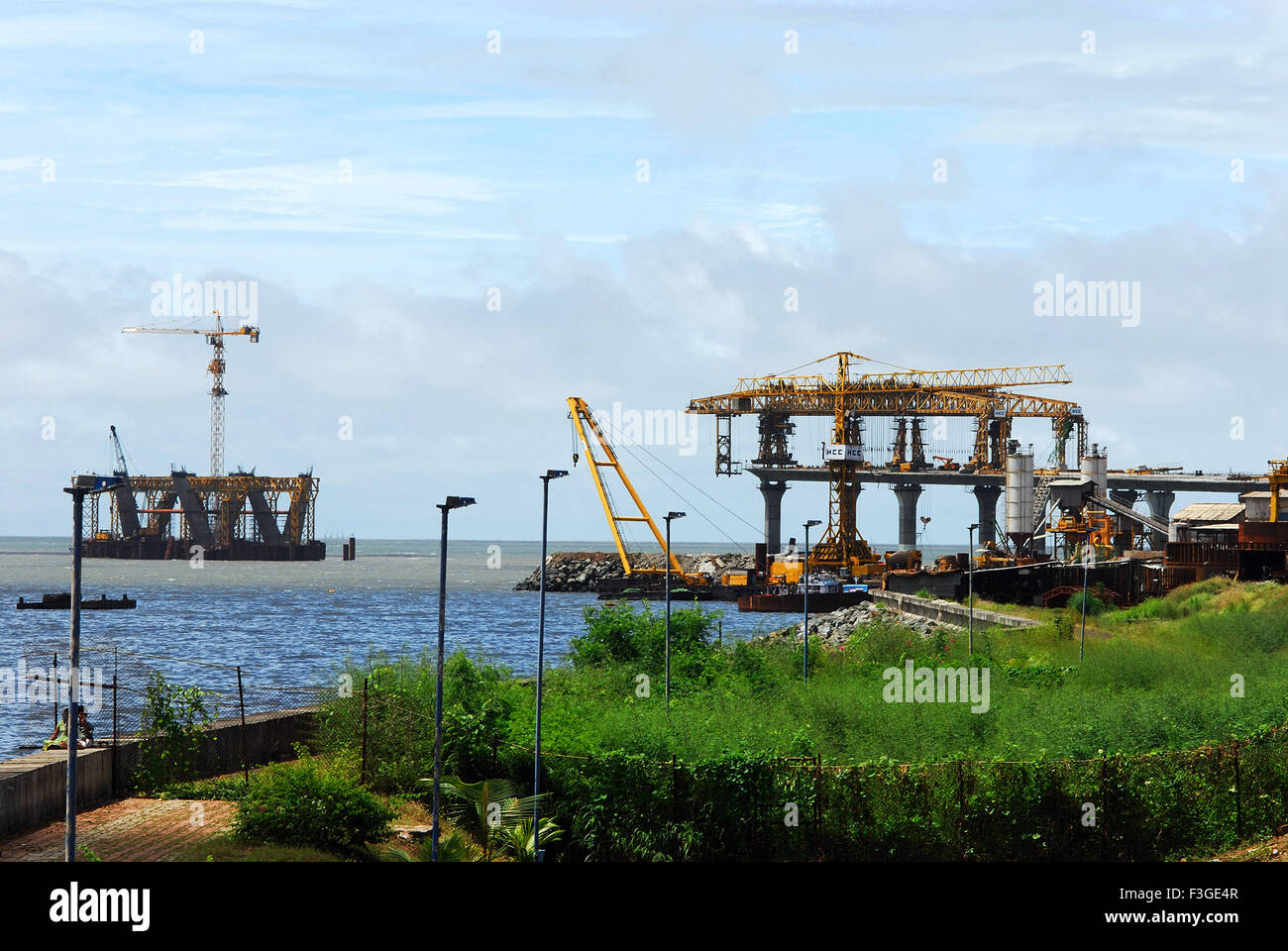 Corso Lavori di costruzione a Bandra link mare ; foto scattata dal Mahim Creek Mumbai Bombay ; Maharashtra Foto Stock