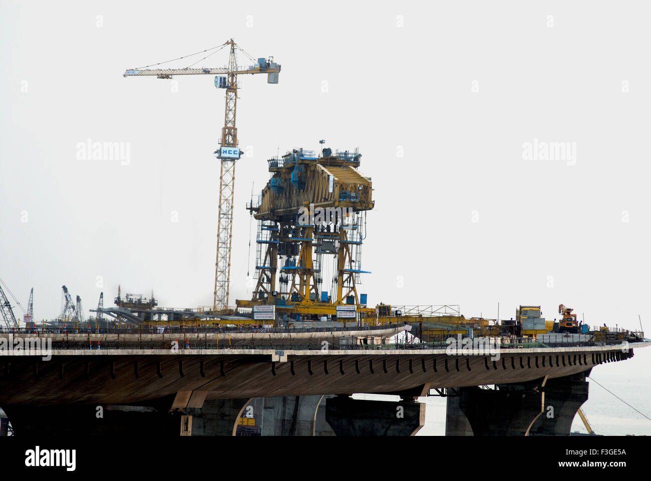 Bandra mare ponte di collegamento che mostra i lavori in corso ; è un prodigio di ingegneria ; Mumbai ; Maharashtra ; india Foto Stock