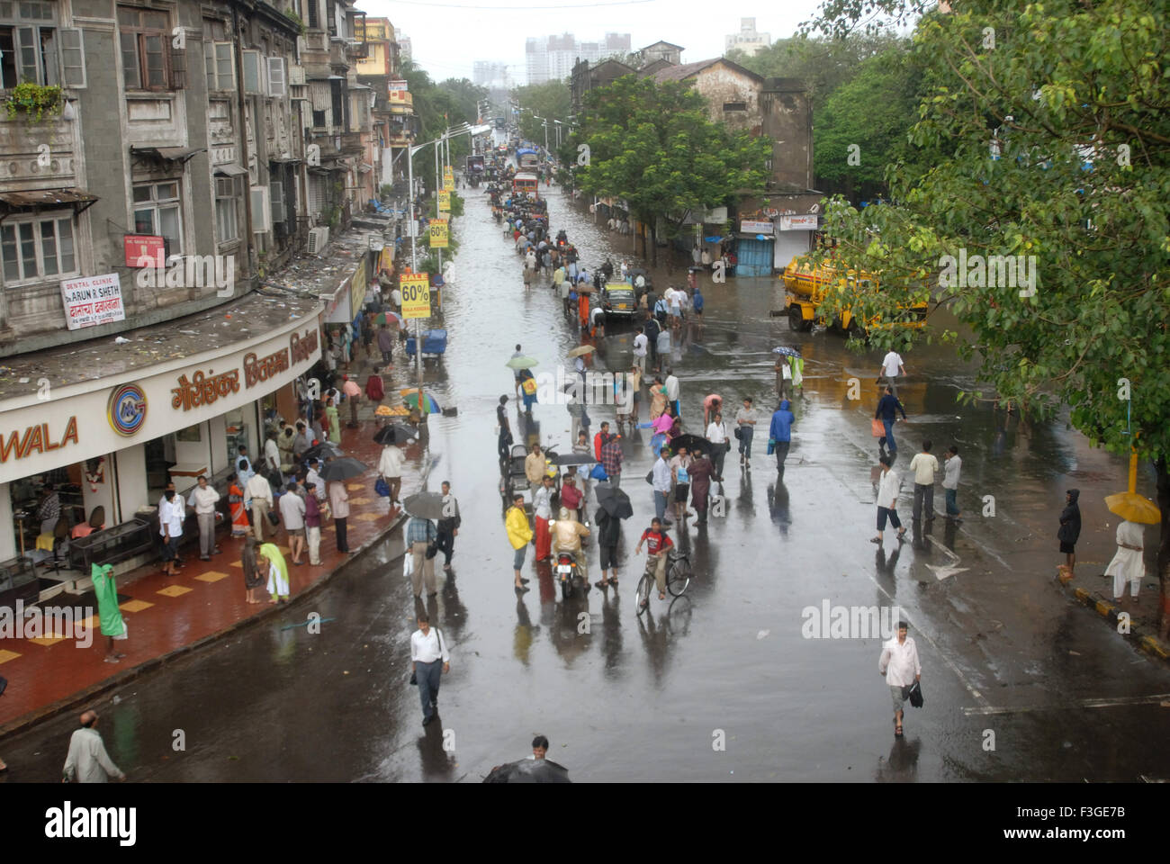 Monsoon ; le persone camminare attraverso la strada allagata heavy rain in Parel ; Mumbai Bombay ; Maharashtra ; India Foto Stock