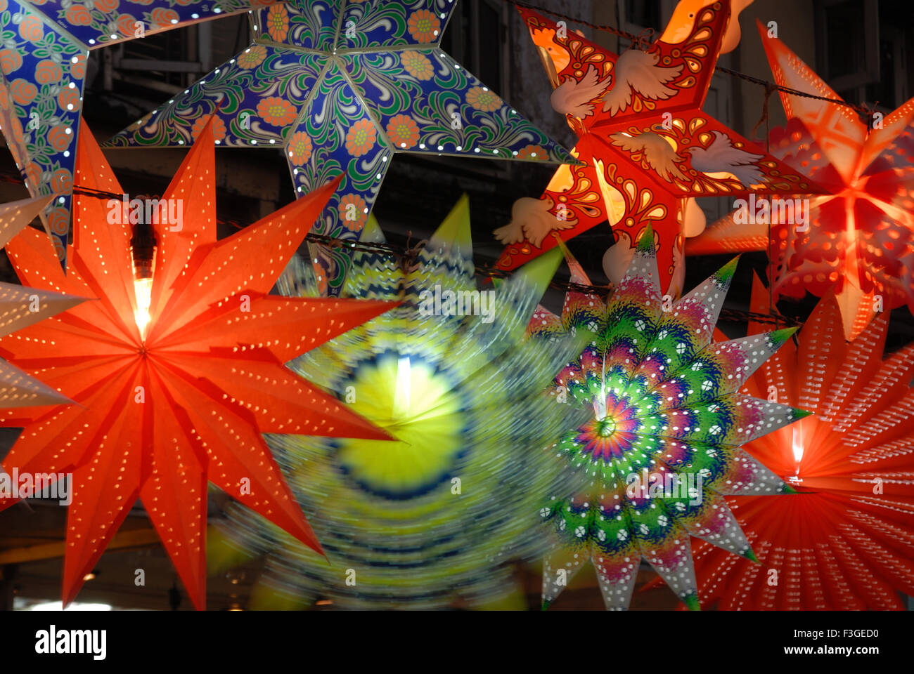 Deepawali Diwali Festival che mostra i diversi tipi di Kandil con luce ; Mumbai Bombay ; Maharashtra ; India Foto Stock