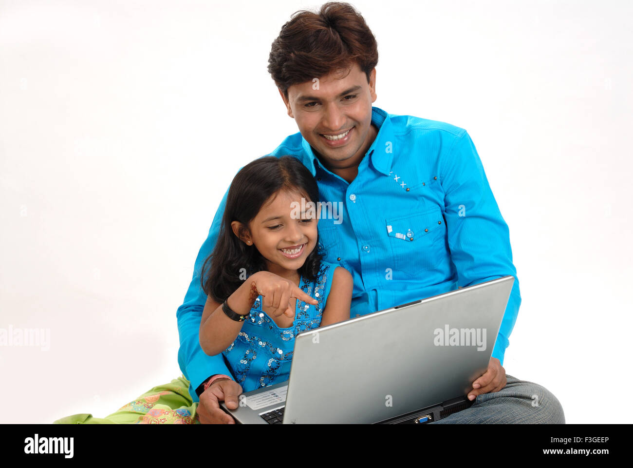 Indiano padre figlia di insegnamento computer laptop - Modello di Rilascio # 364 Foto Stock