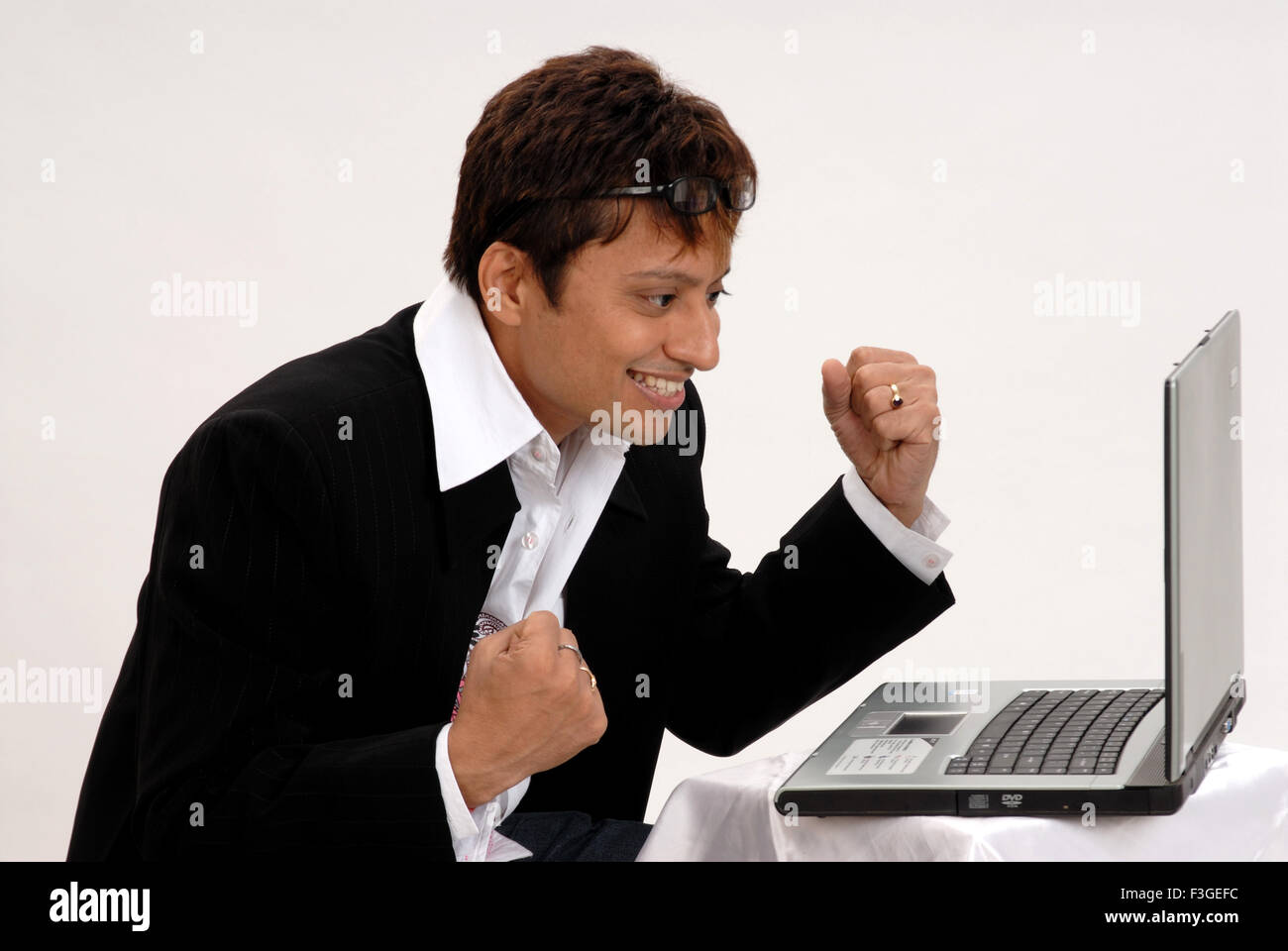 Uomo che guarda un computer portatile eccitato felice signor#364 Foto Stock