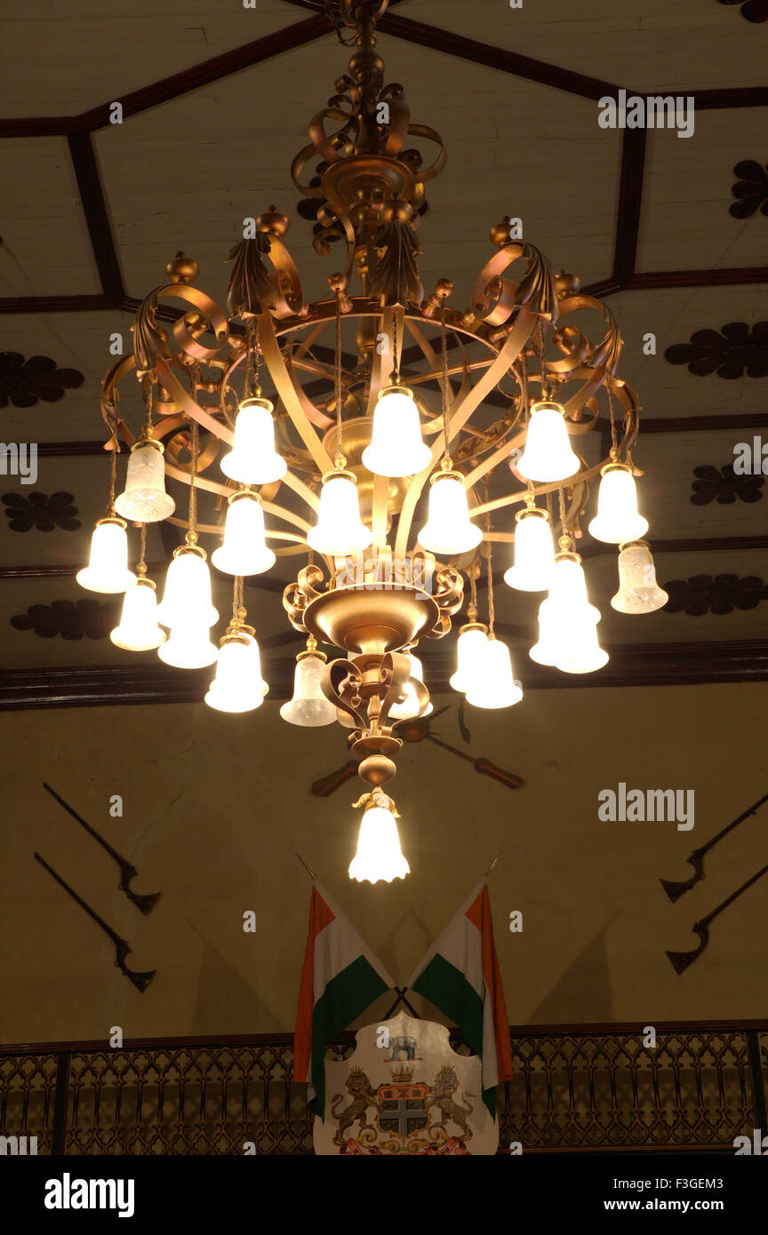 Antico lampadario nel patrimonio di proprietà ; Gujarat ; India Foto Stock