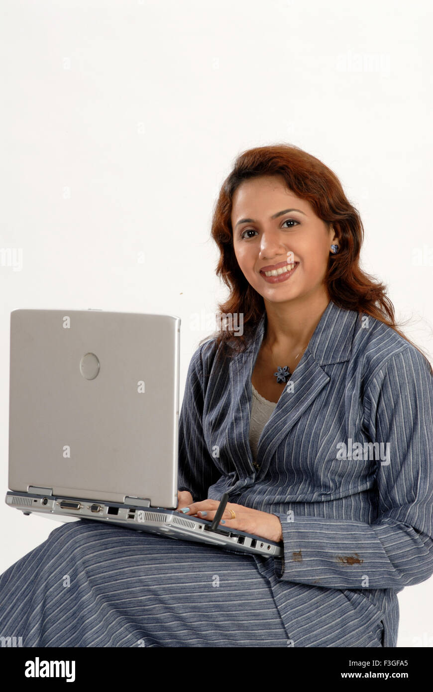 Donna al lavoro su computer portatile - Modello di Rilascio # 682M Foto Stock