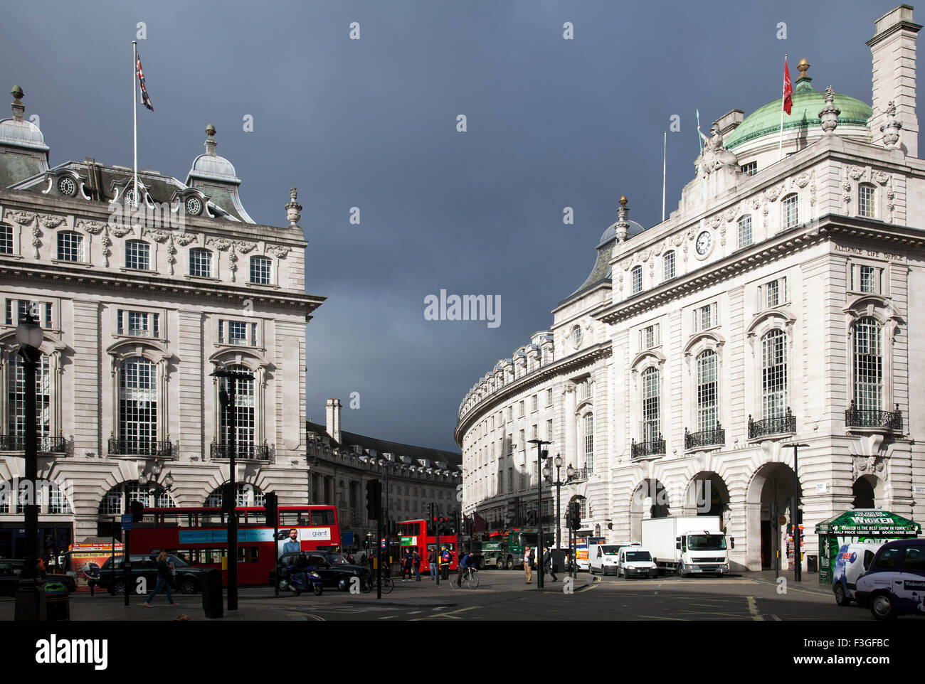 Piccadilly Circus rotonda con una vista verso il Regents Street a Londra REGNO UNITO Foto Stock