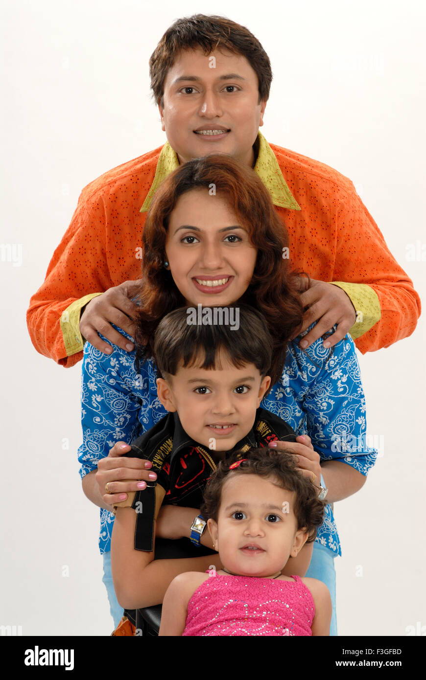 La famiglia, i genitori con bambini, padre, madre, figlio, figlia, in piedi in linea signor#682M&N&O Foto Stock