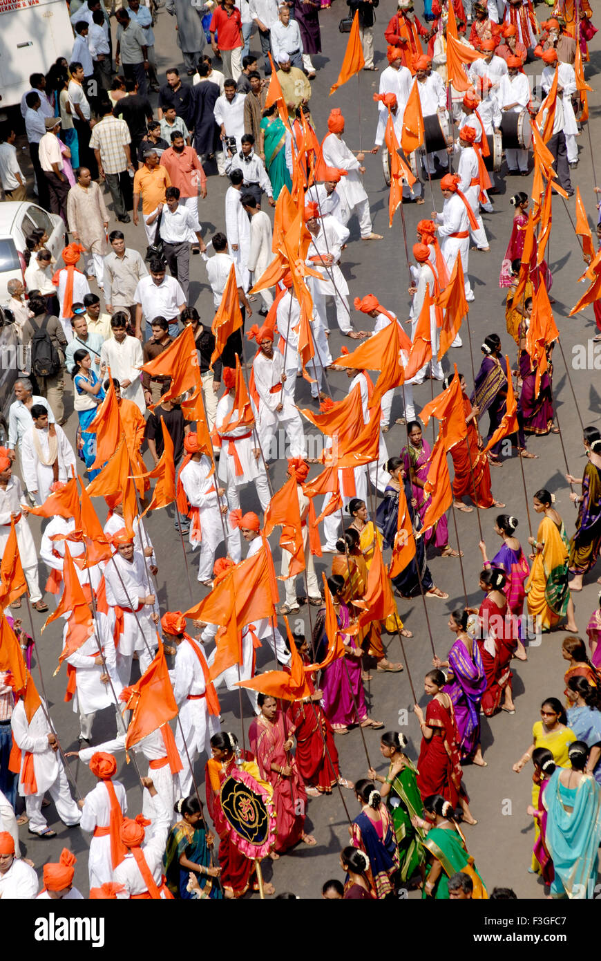 Guddi festival Padwa Maharashtrian anno nuovo signore e signori celebrando ballando con bandiera arancione ; Bombay Mumbai Foto Stock
