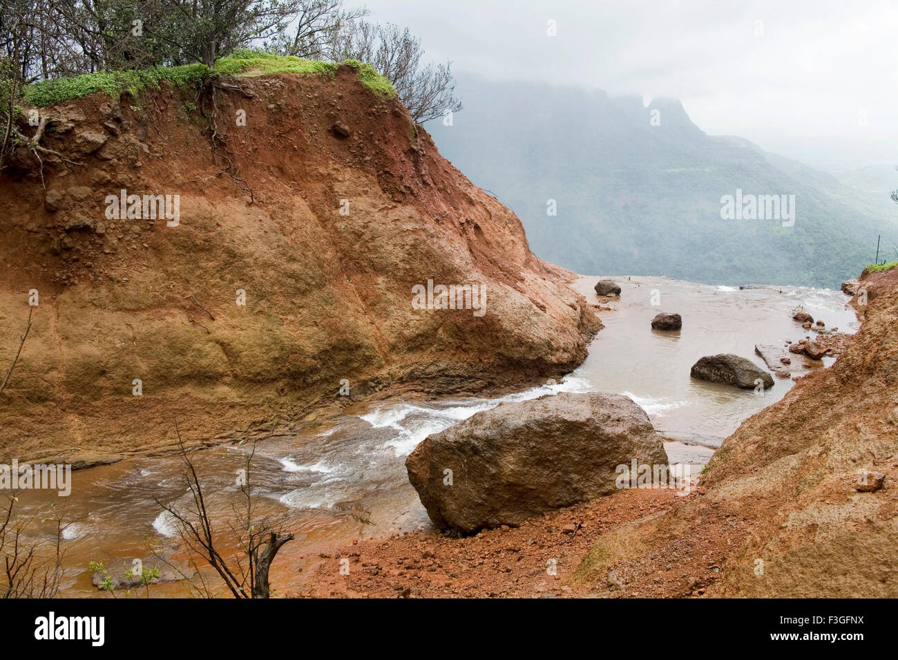 Vista del fiume del flusso sulla hill station ; Matheran ; Maharashtra ; India Foto Stock