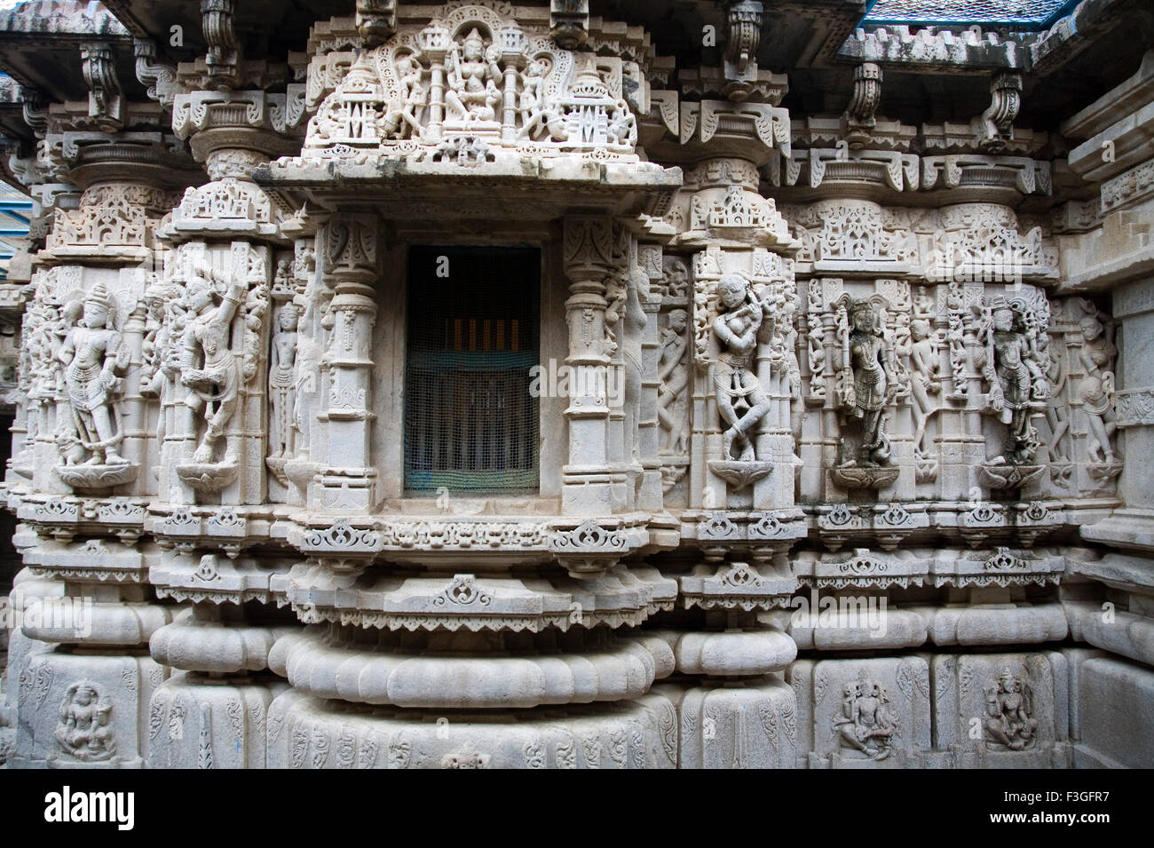 Sculture dancing pone le pareti 2000 anni antico monumento Adinath tempio Jain ; Village Delwara ; Udaipur ; Rajasthan Foto Stock