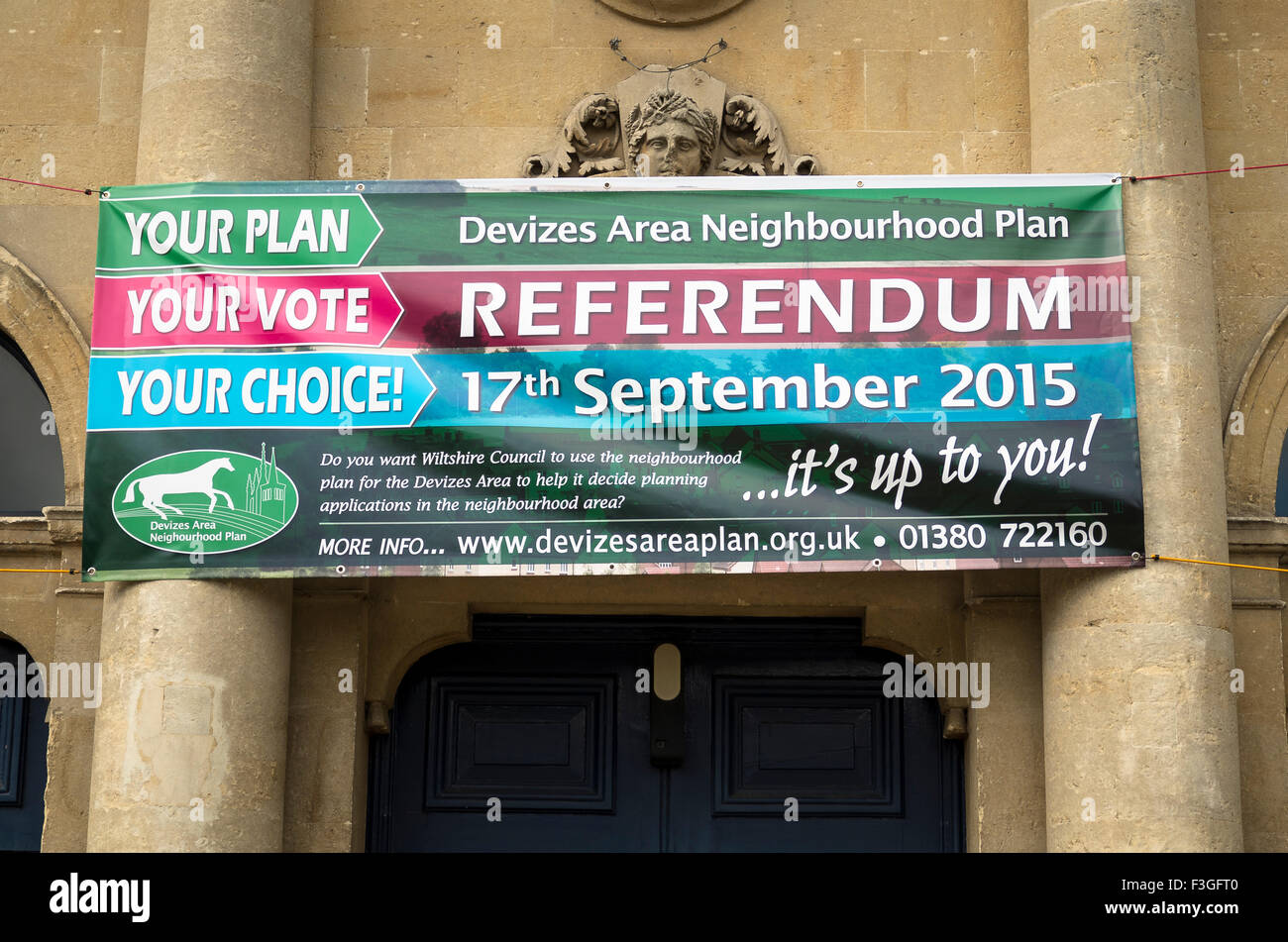 Banner consigliando abitanti del prossimo referendum concernente la futura area di pianificazione dello sviluppo in Devizes Regno Unito Foto Stock