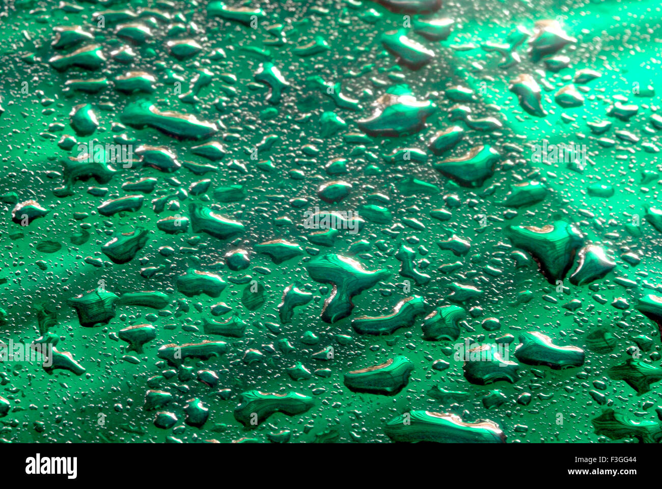 Abstract ; gocce di pioggia su una vettura cofano motore ; di gocce di acqua Foto Stock