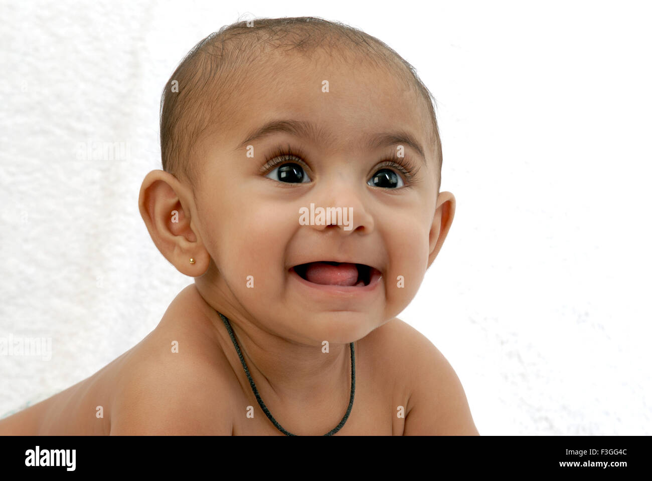 South Asian Indian baby ; ridere ; guardando il lato ; India Signor#152 Foto Stock