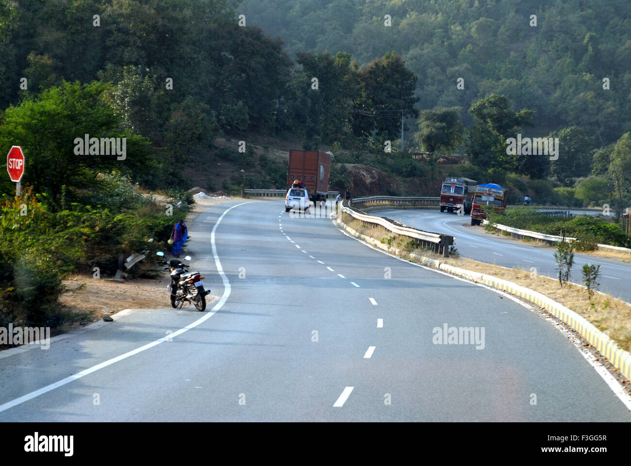 Strada ; autostrada per veicoli e altri mezzi di trasporto ; India Foto Stock