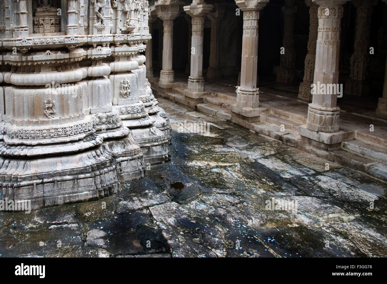 2000 anni antico monumento Adinath tempio Jain ; Village Delwara ; Udaipur ; Rajasthan ; India Foto Stock