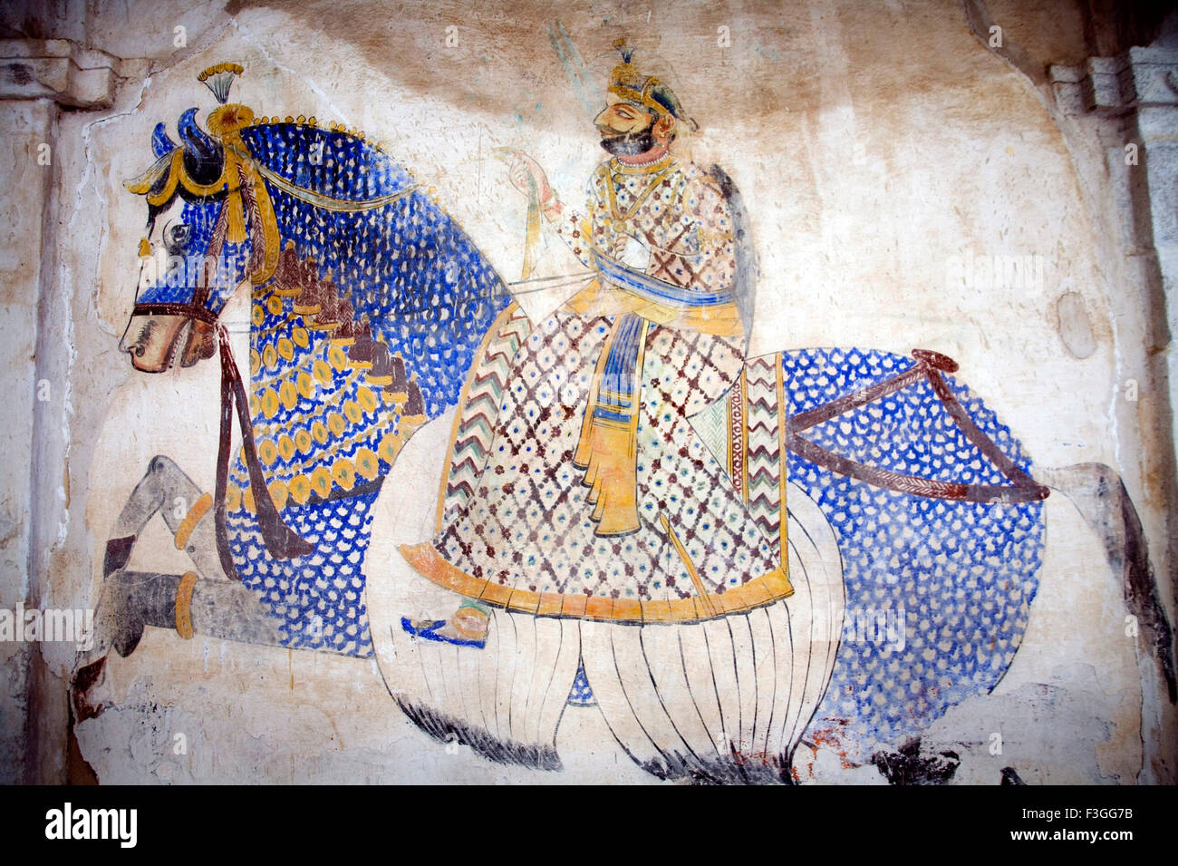 Uomo di equitazione ; vecchio muro dipinto in palace hotel ; Devigadh palace ; Village Delwada ; Udaipur ; Rajasthan ; India Foto Stock