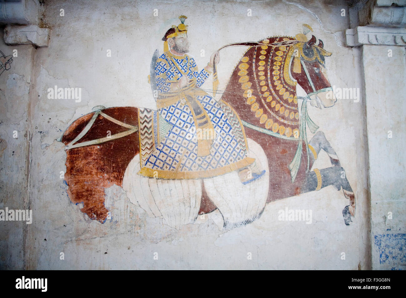 La pittura murale di re di equitazione al ricco Palace Hotel ; Village Delwara ; Udaipur ; Rajasthan ; India Foto Stock