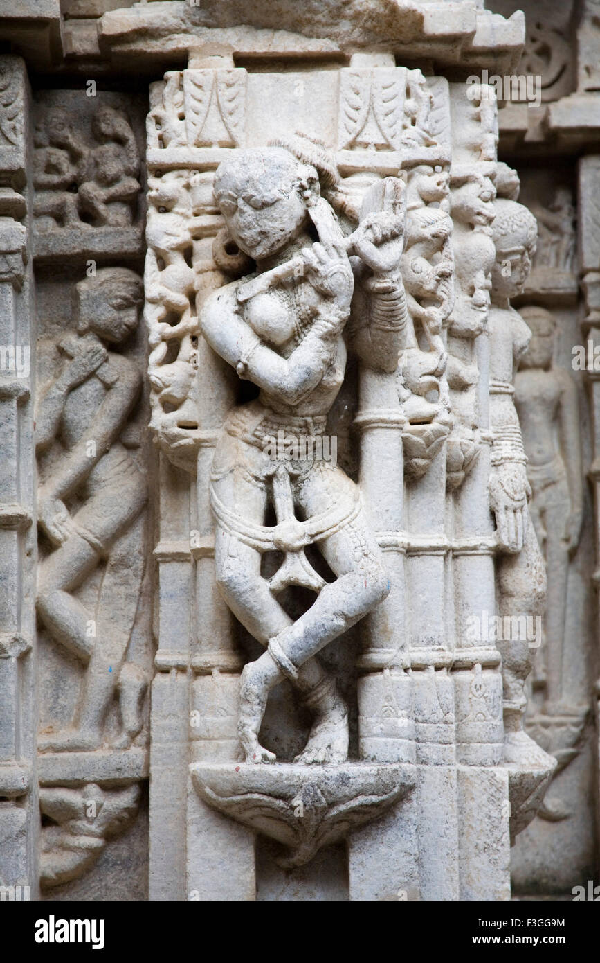 Sculture del musicista femmina la riproduzione di flauto in dancing pongono Adinath tempio Jain ; Village Delwara Udaipur Foto Stock