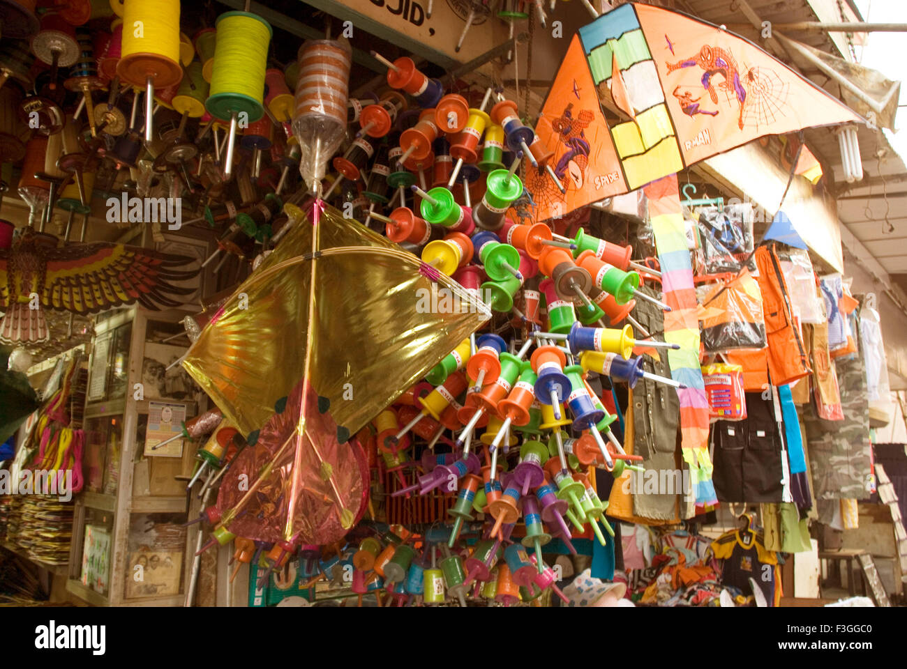 Kite negozio di vendita aquiloni , Imamwada Kandi Mohalla ; Dongri Mumbai ;  Maharashtra India Foto stock - Alamy