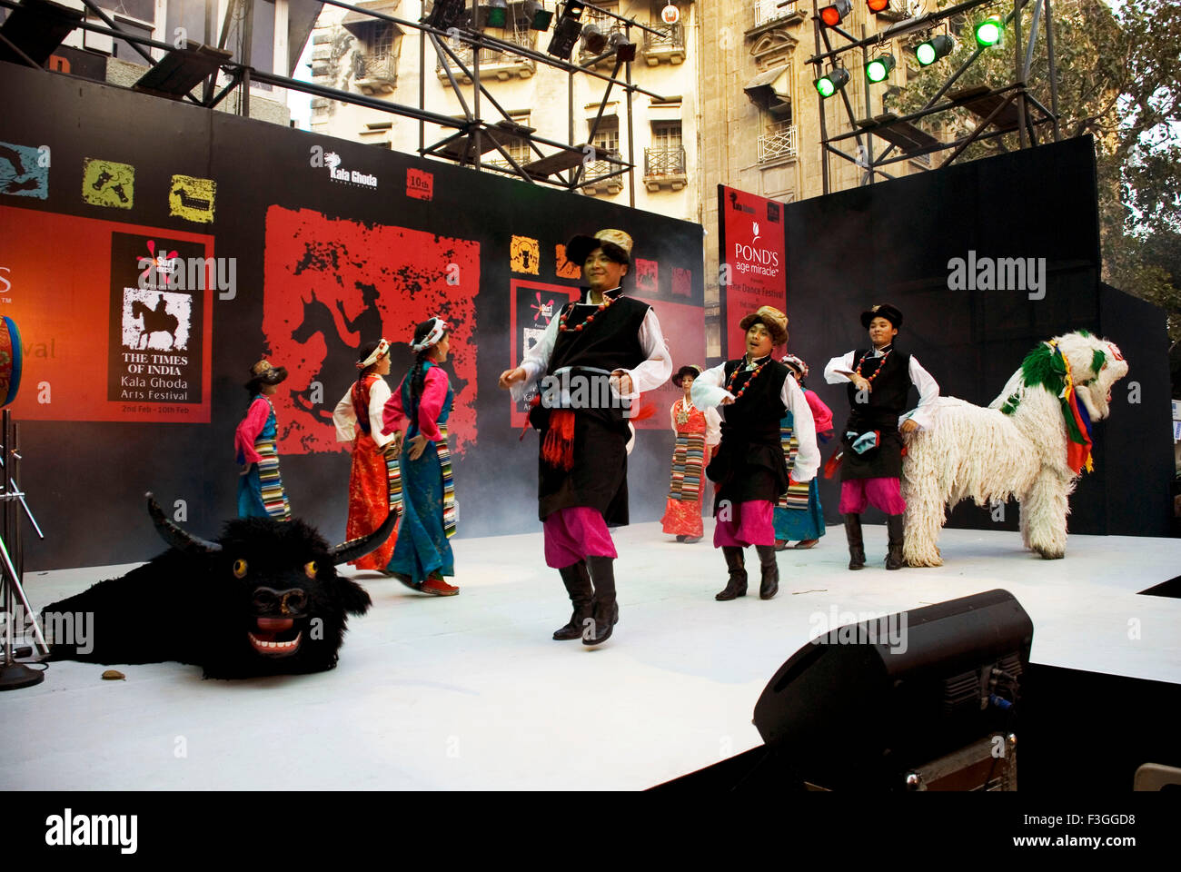 Popolare artista del Tibet a Kalaghoda art festival ; Bombay ora Mumbai ; Maharashtra ; India Foto Stock