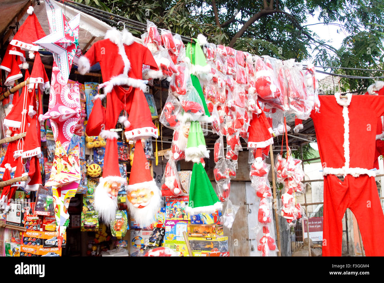 Festa di Natale ; maschera e abiti di Santa chiusa ; Bombay ora Mumbai ; Maharashtra ; India Foto Stock