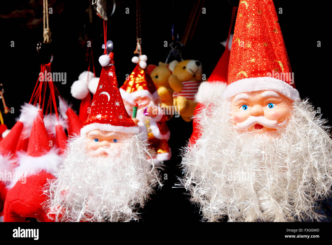 Festa di Natale ; maschere di Santa chiusa ; Bombay ora Mumbai ; Maharashtra ; India Foto Stock