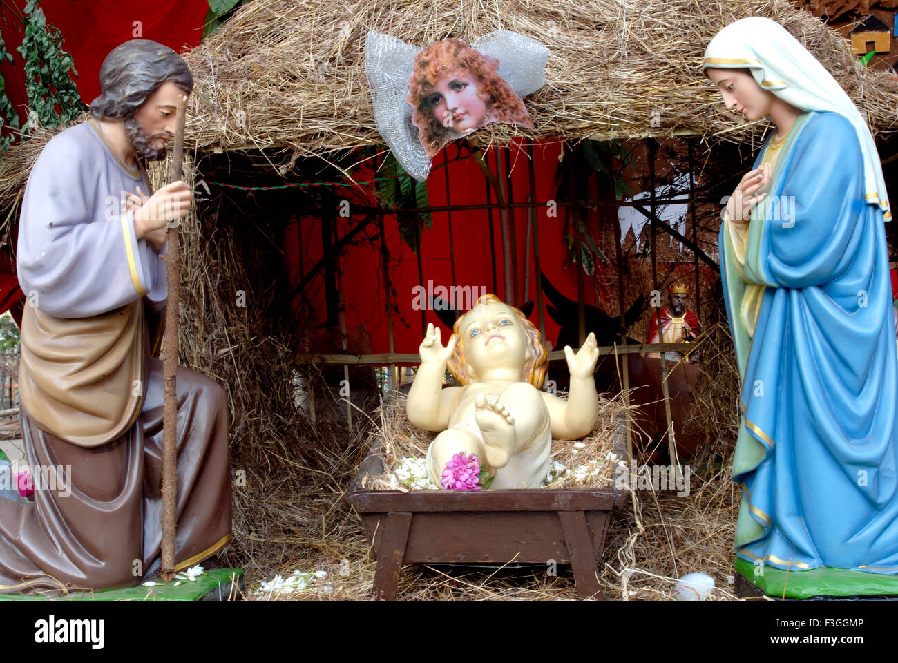 Celebrazione della Messa di Natale a Gloria Chiesa formata nel 1795 ; Byculla ; Bombay ora Mumbai ; Maharashtra ; India Foto Stock