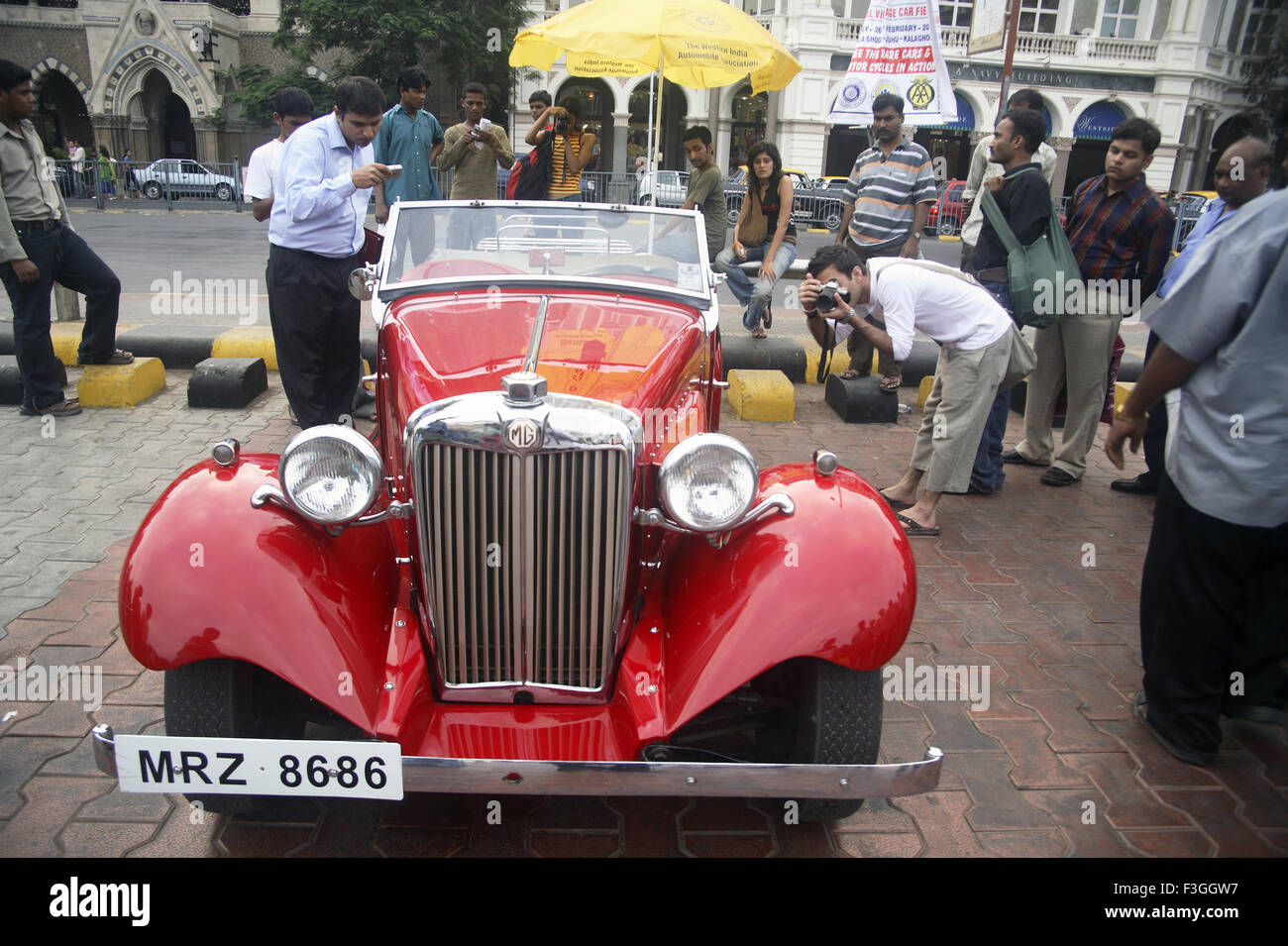 Vintage auto rossa ; Kala Ghoda ; Mumbai Bombay ; Maharashtra ; India Foto Stock