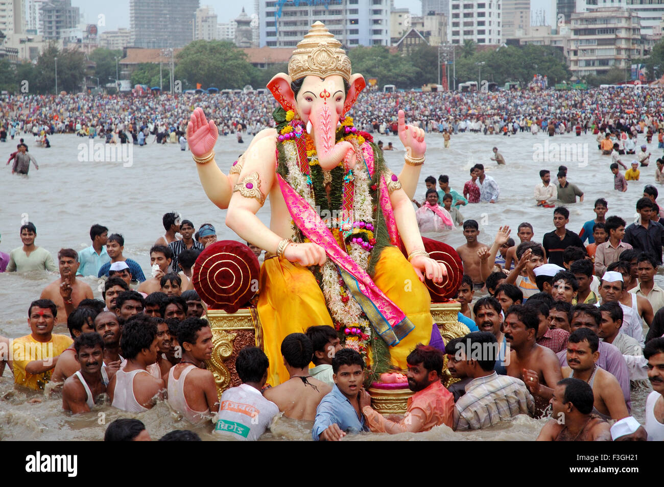 Idol del signore Ganesh Ganpati elephant intitolata Dio visarjan sulla Chowpatty ; Mumbai Bombay ; Maharashtra ; India Foto Stock