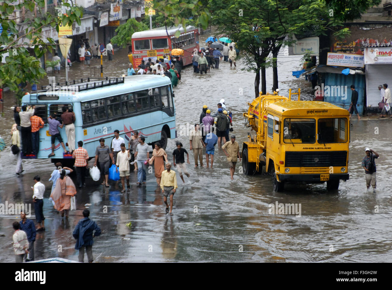 Monsoon ; le persone camminare attraverso la strada allagata heavy rain ; Parel; Bombay Mumbai ; Maharashtra ; India Foto Stock