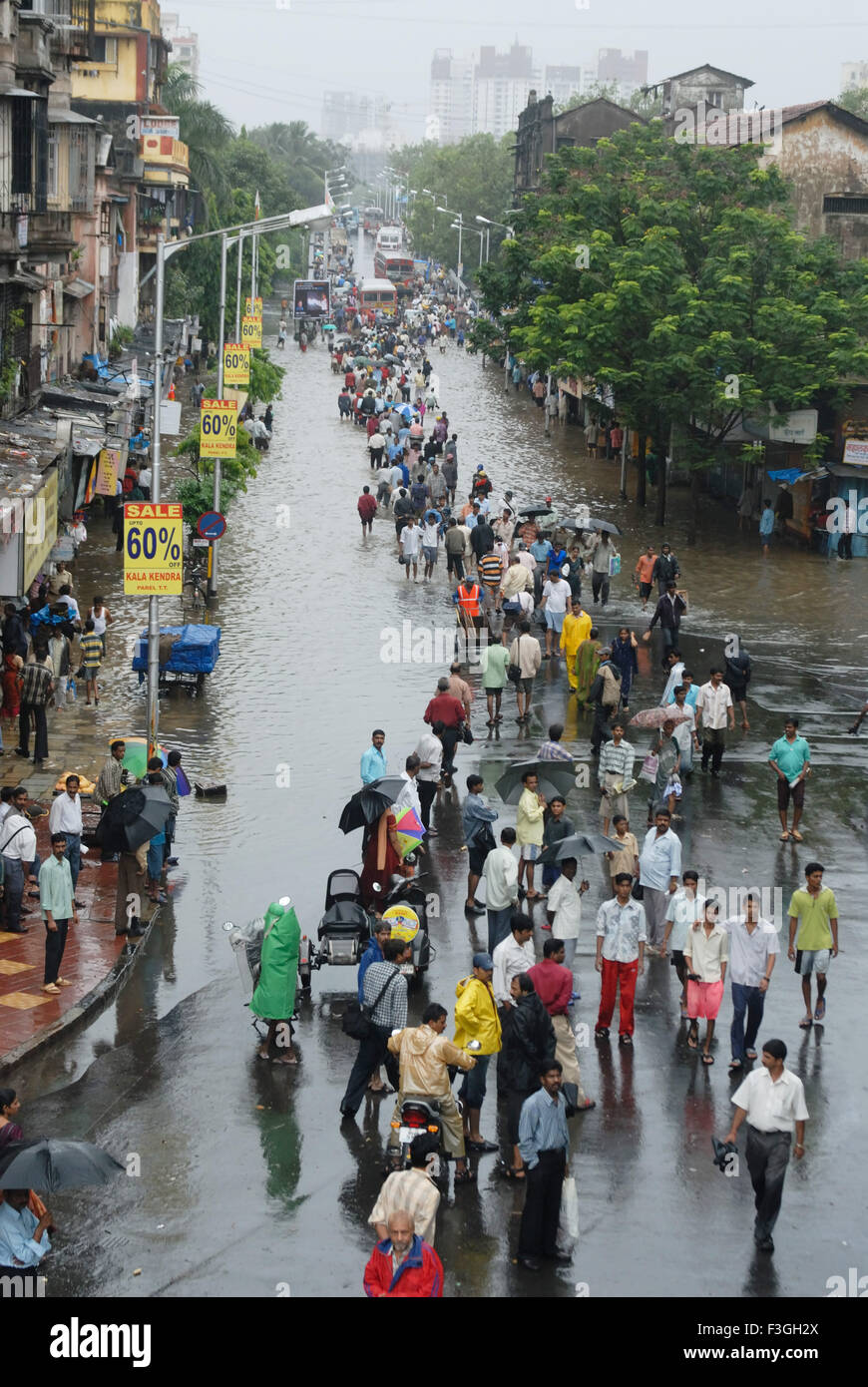 Monsoon ; le persone camminare attraverso la strada allagata heavy rain in Parel ; Mumbai Bombay ; Maharashtra ; India Foto Stock