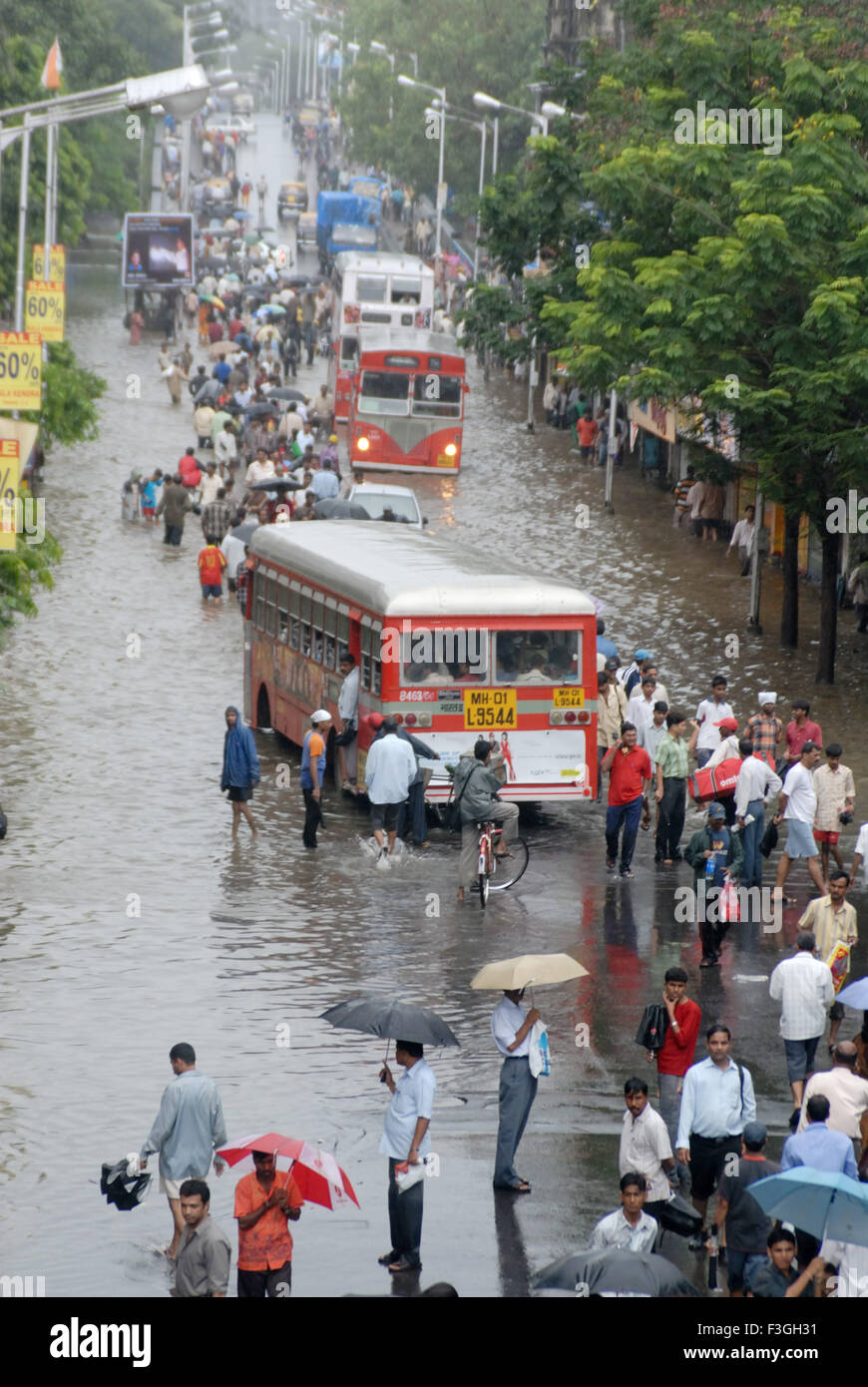 Monsoon ; le persone camminare attraverso la strada allagata heavy rain in Parel ; Mumbai Bombay ; Maharashtra ; India Foto Stock