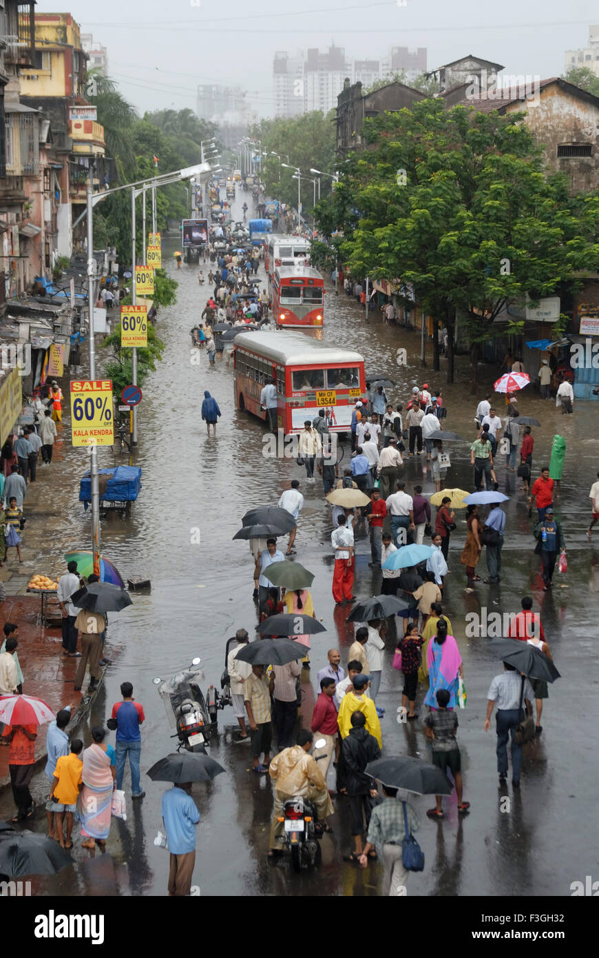 Monsoon ; le persone camminare attraverso la strada allagata heavy rain in Parel ; Mumbai Bombay ; Maharashtra ; India Foto Stock