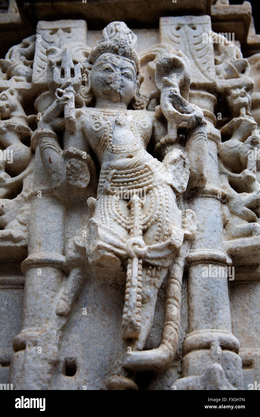 Statua del dio indù Shiva 2000 anni antico monumento in Adinath tempio Jain ; village Dilwara ; Udaipur Foto Stock
