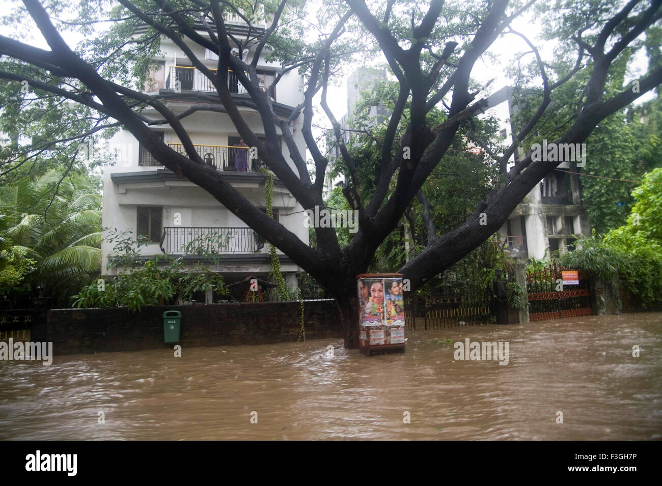 Monsoon ; saturo di acqua pesante su strada borgo ; Mumbai Bombay ; Maharashtra ; India 5 luglio2006 Foto Stock