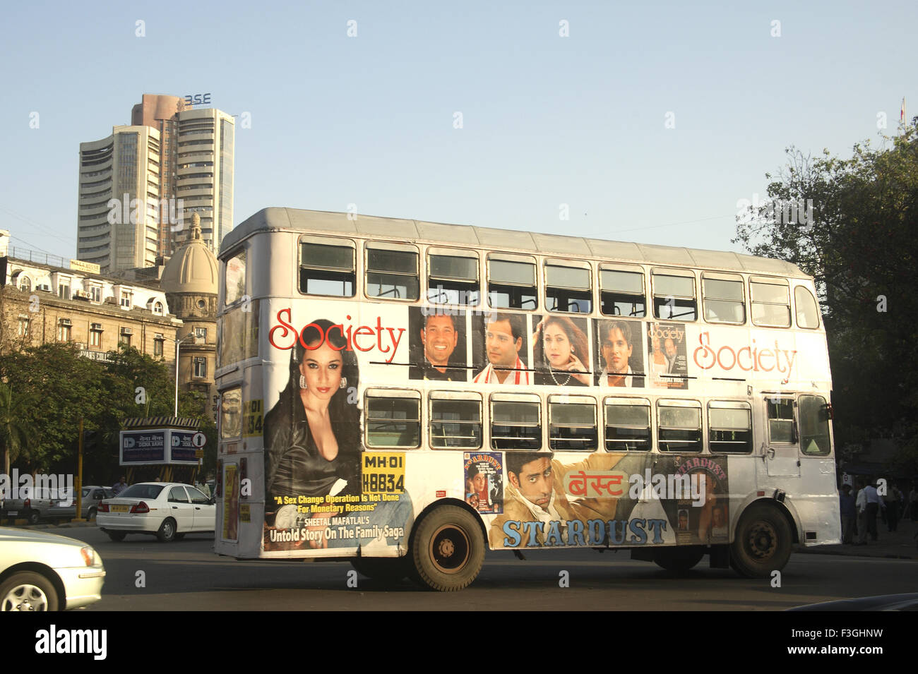 Local bus migliore coperti con pubblicità di Indian Hindi film di star volti e Bombay Stock Exchange Building Mumbai Bombay Foto Stock