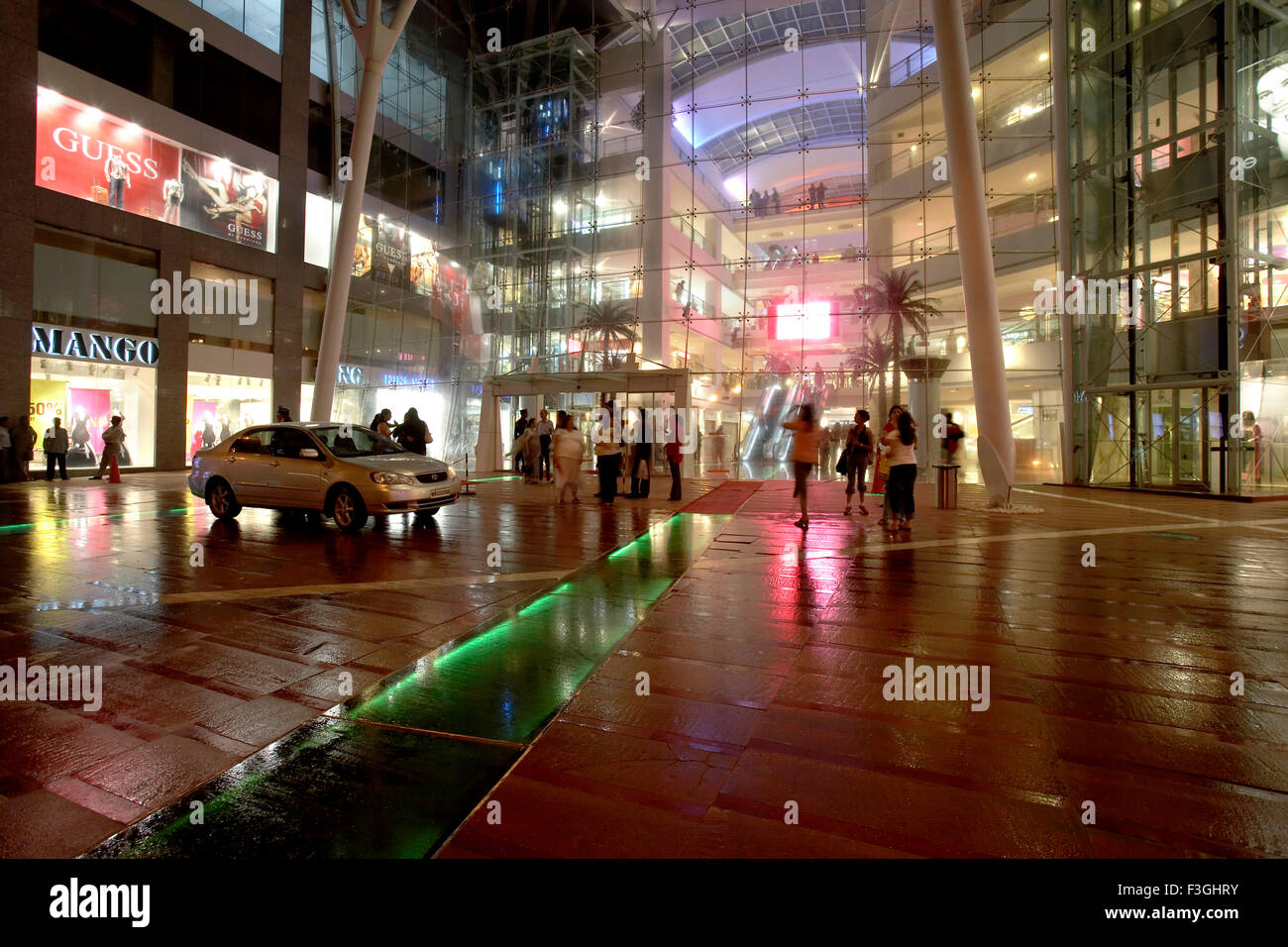 Atria Shopping Mall illuminato in Mumbai Bombay ; Maharashtra ; India Foto Stock