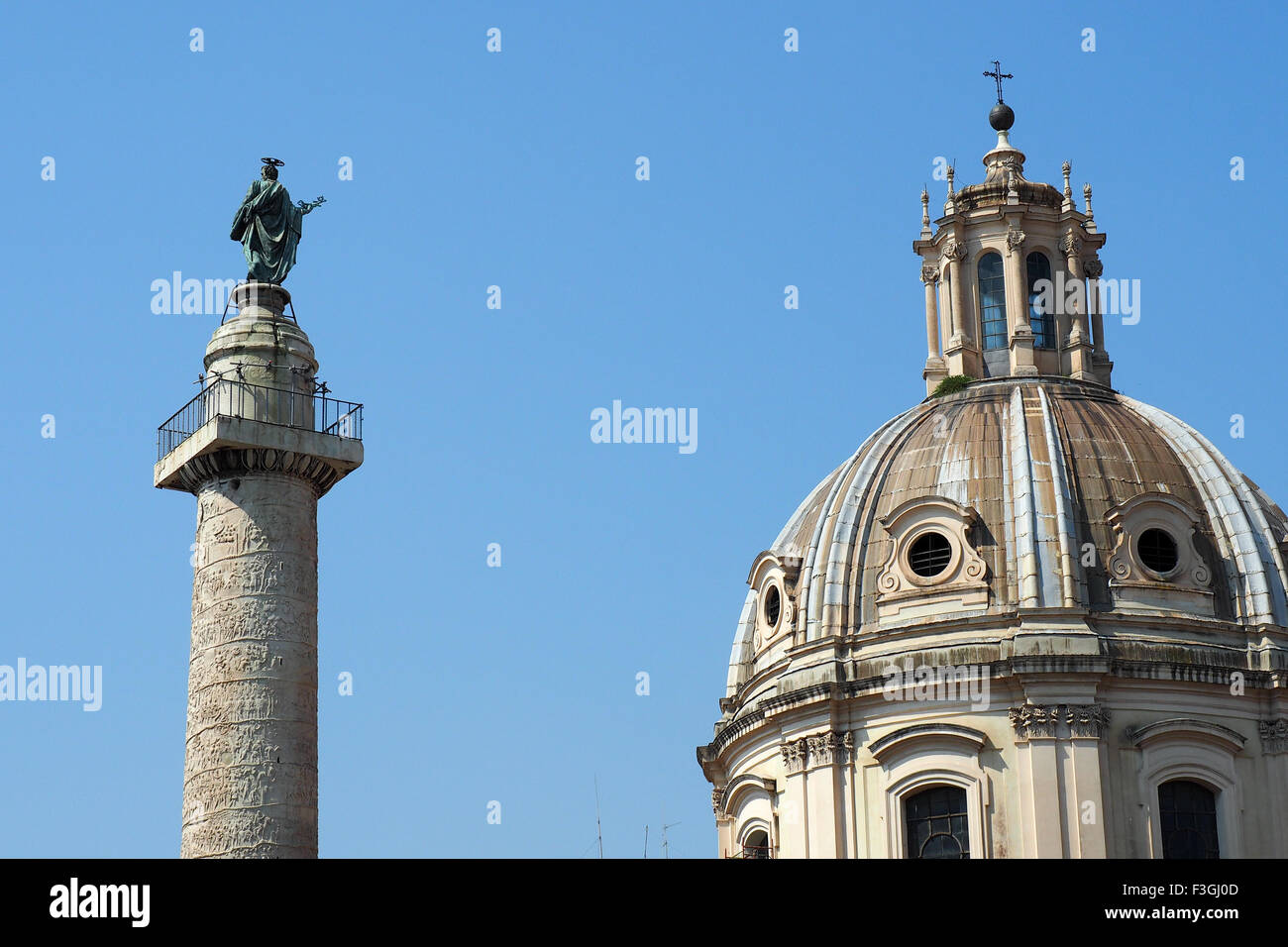 Colonna di Traiano e la Chiesa del Santissimo Nome di Maria al Foro Traiano. Foto Stock