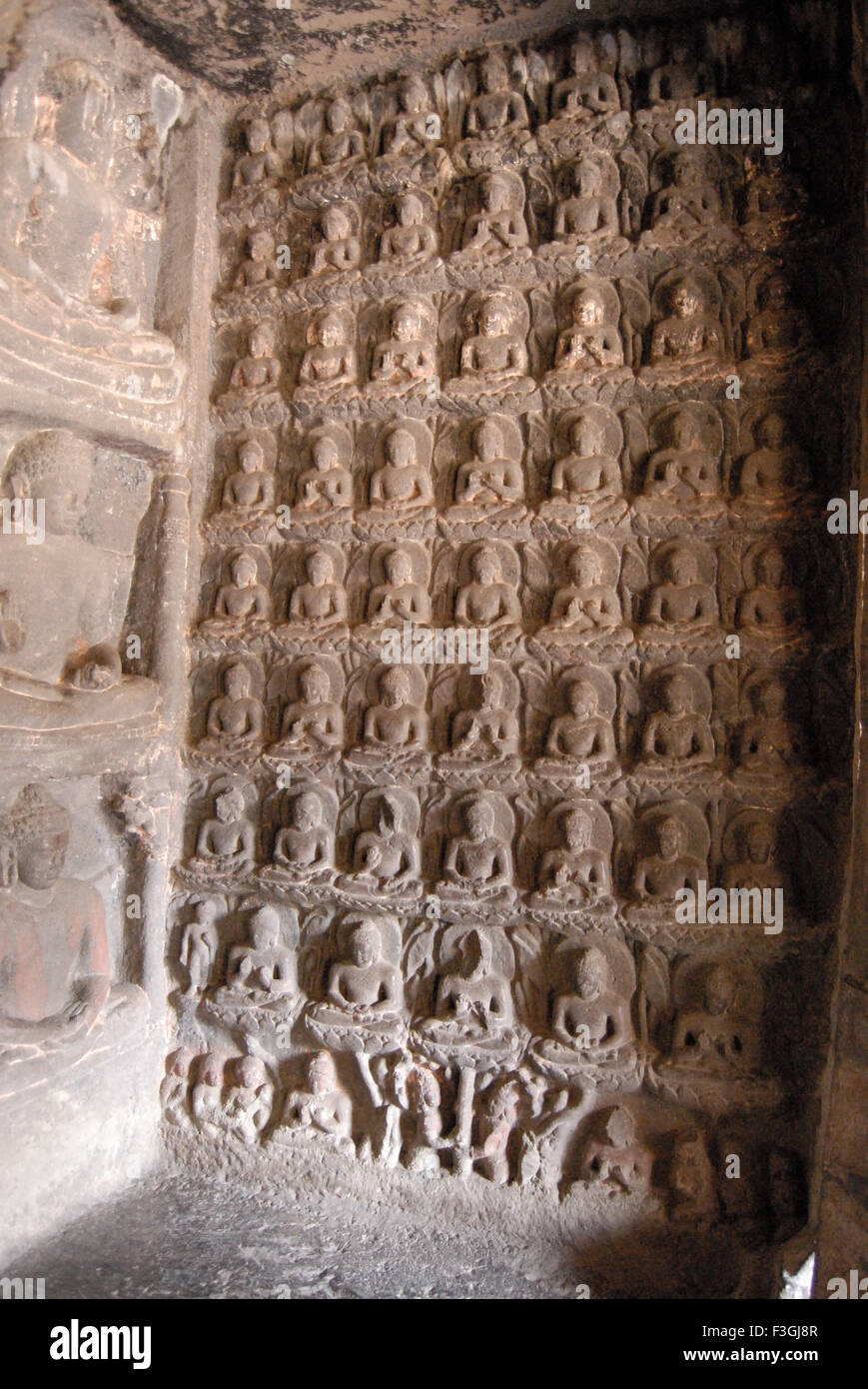 Statue di Buddha scolpita sulla parete ; Ajanta ; Aurangabad ; Maharashtra ; India Foto Stock