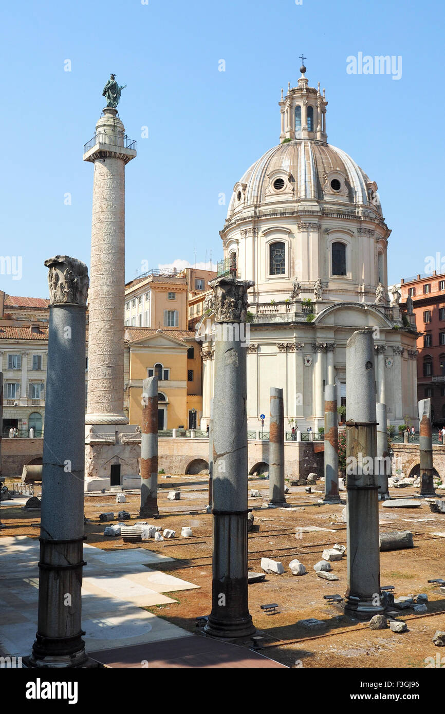 Colonna di Traiano e la Chiesa del Santissimo Nome di Maria al Foro Traiano. Foto Stock
